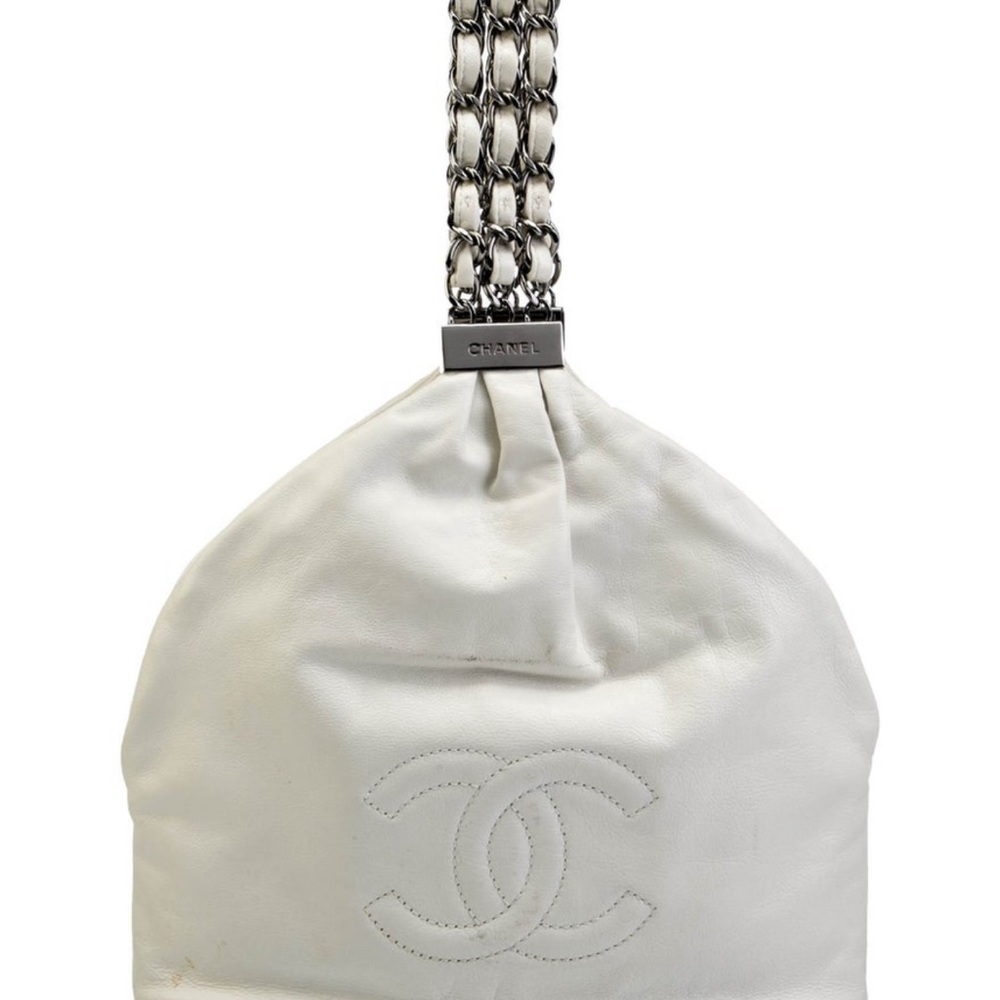 CHANEL White Leather Bag with Silver Chain
